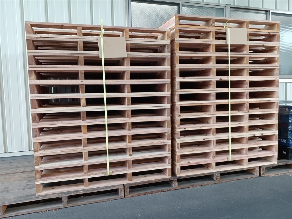 出荷待ちの木製パレット