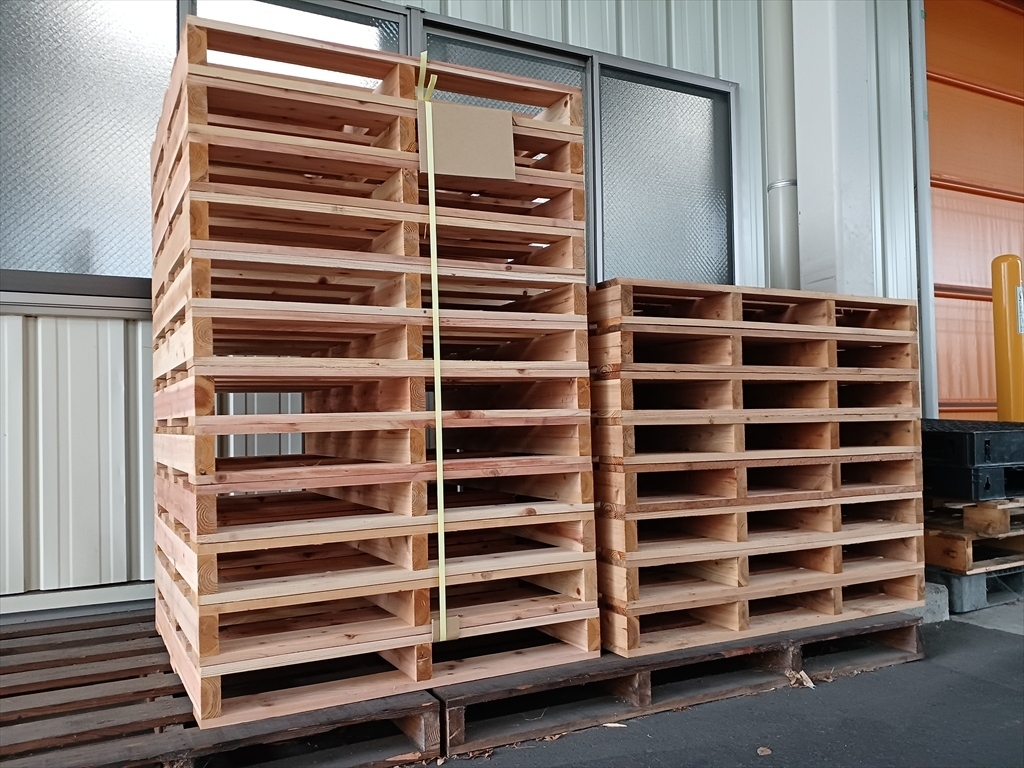 出荷前の木製パレット