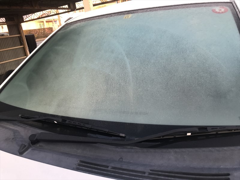 凍った社用車の窓