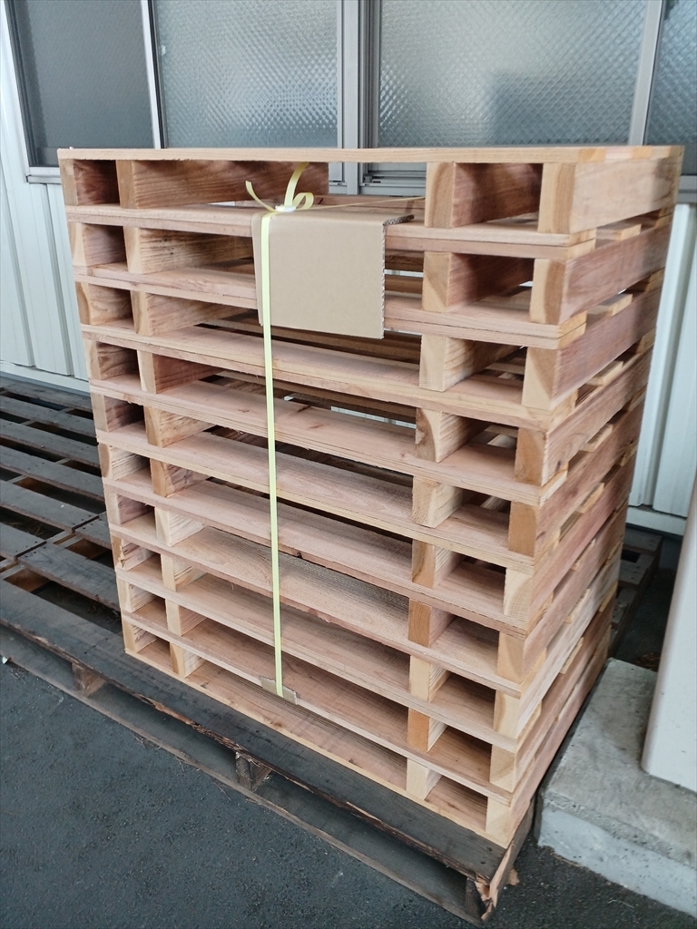 出荷前の木製パレット