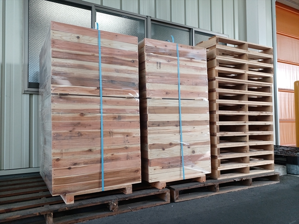 出荷待ちの木製パレット