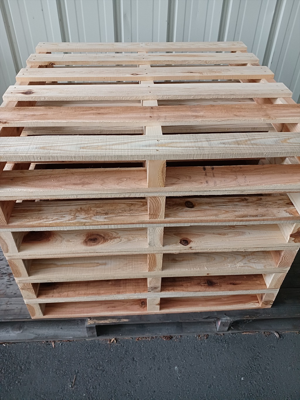 出荷前の木製パレット