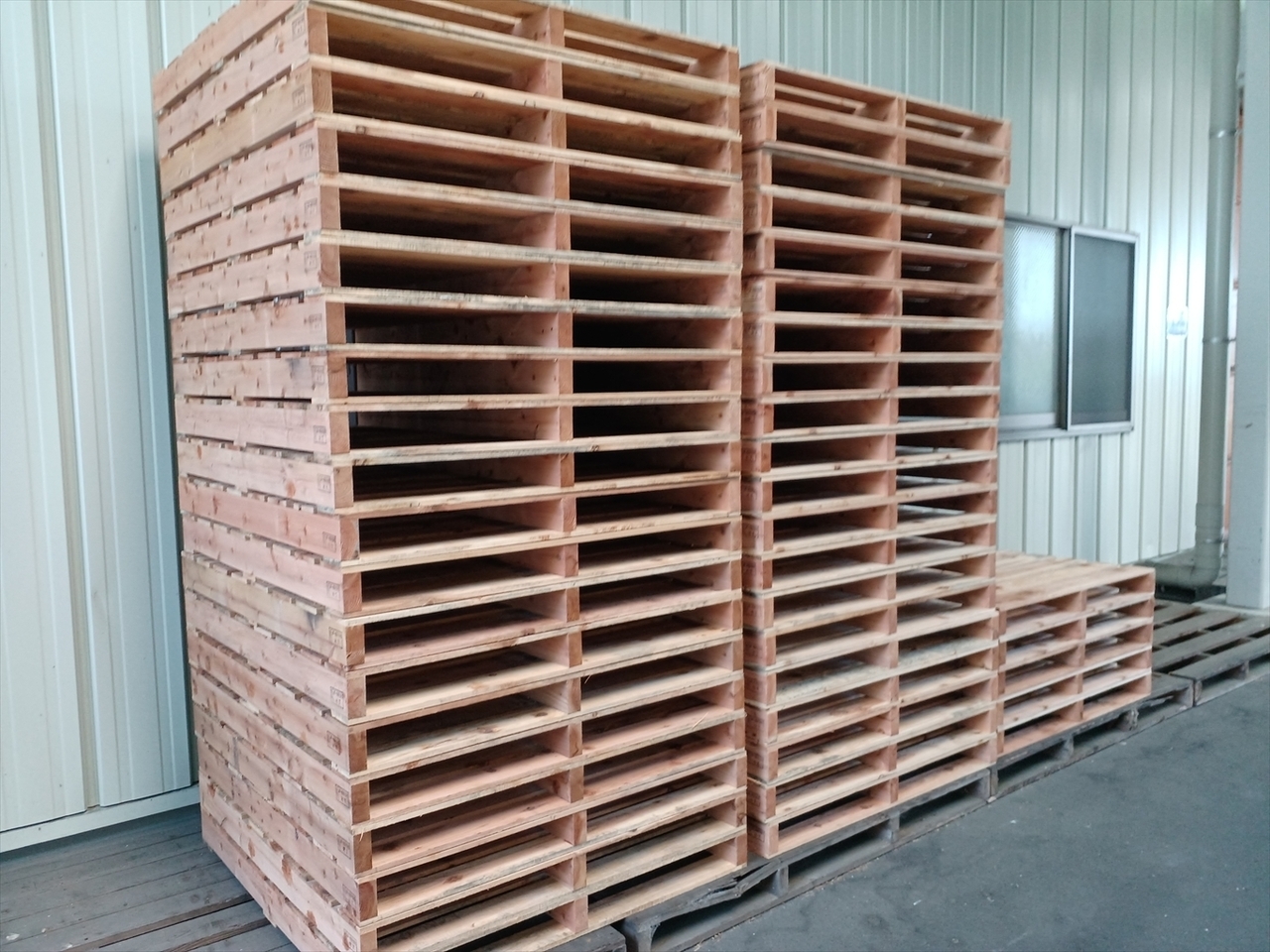 出荷前の木製パレット