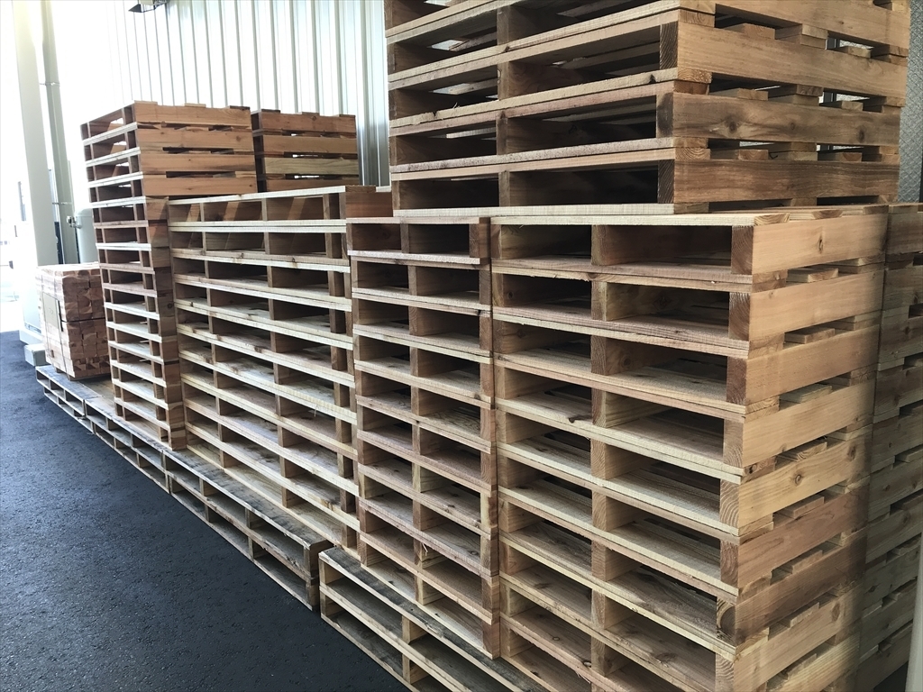 出荷待ちの木製パレット