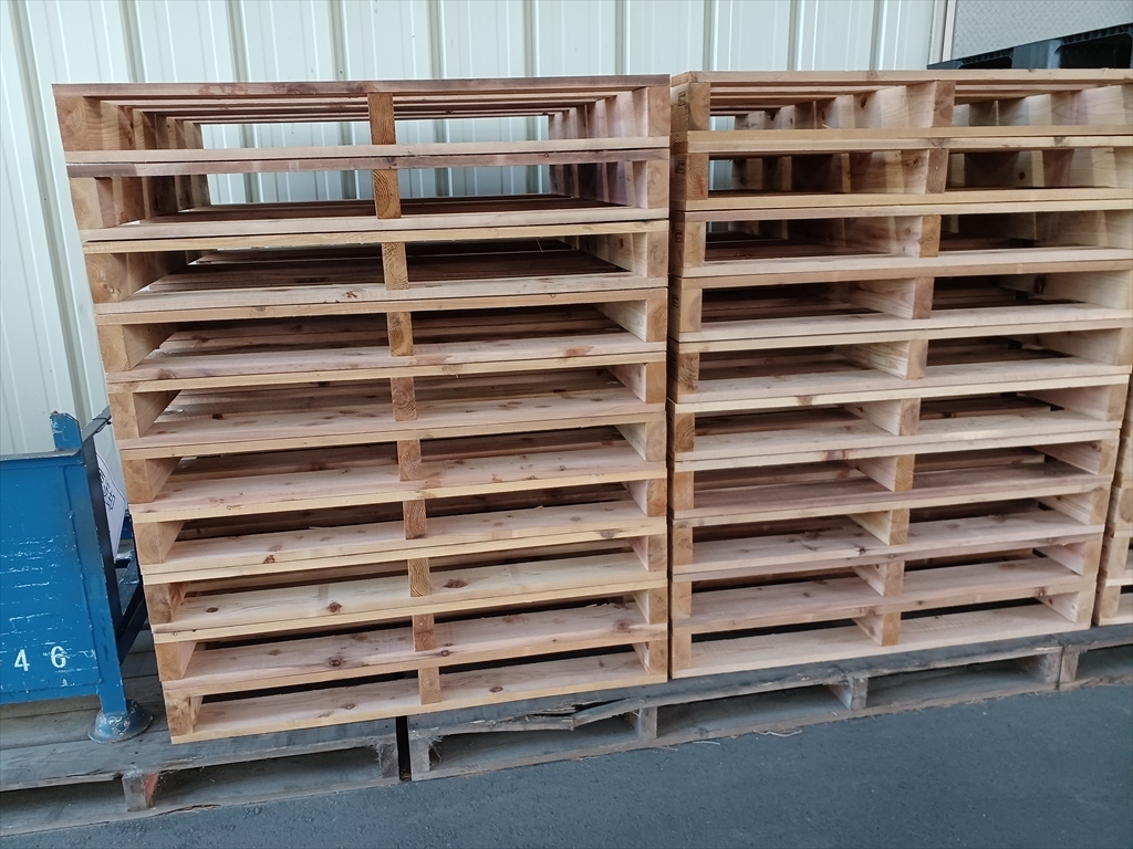 出荷前の木製パレット