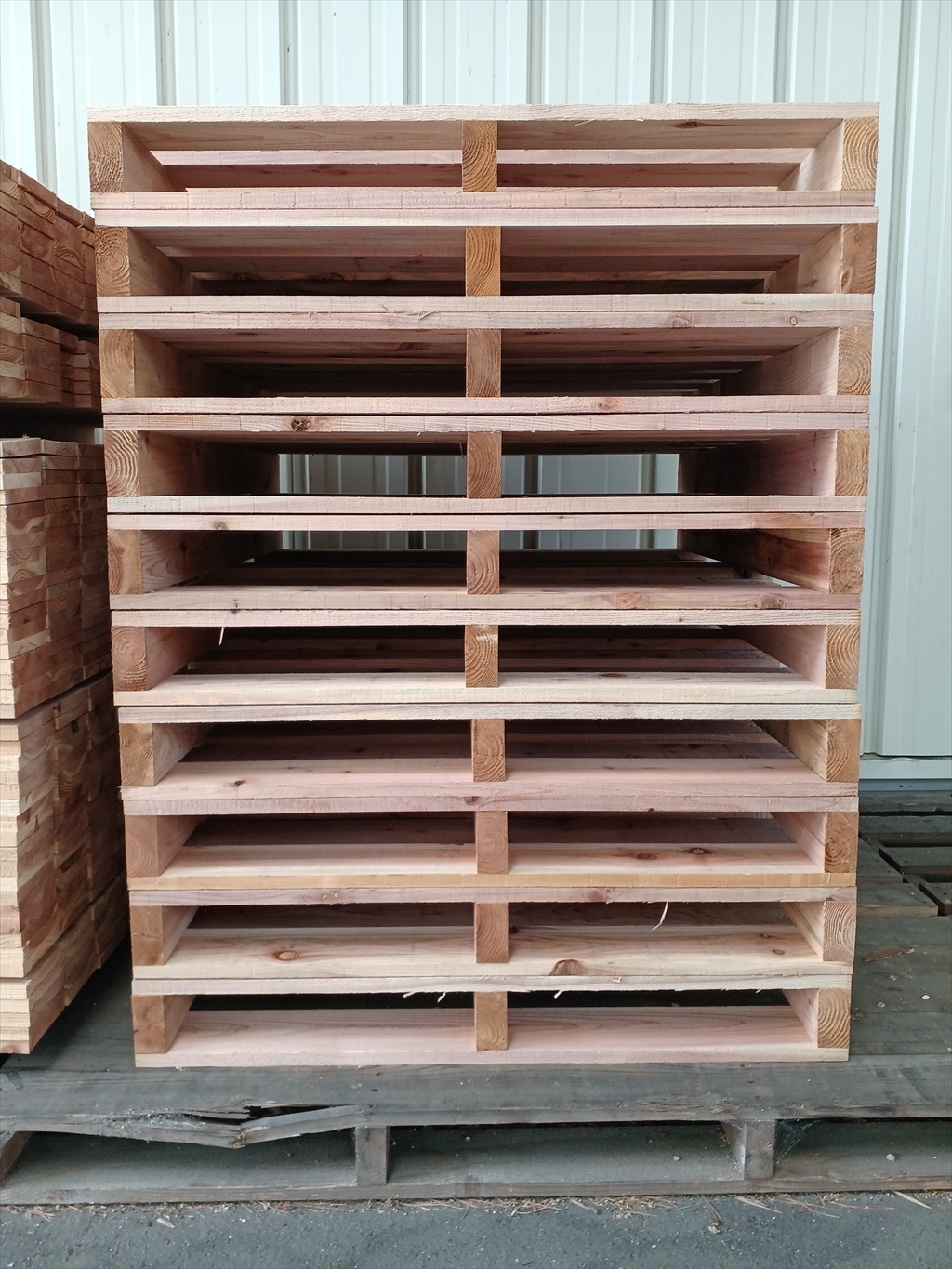 出荷前の木製パレット
