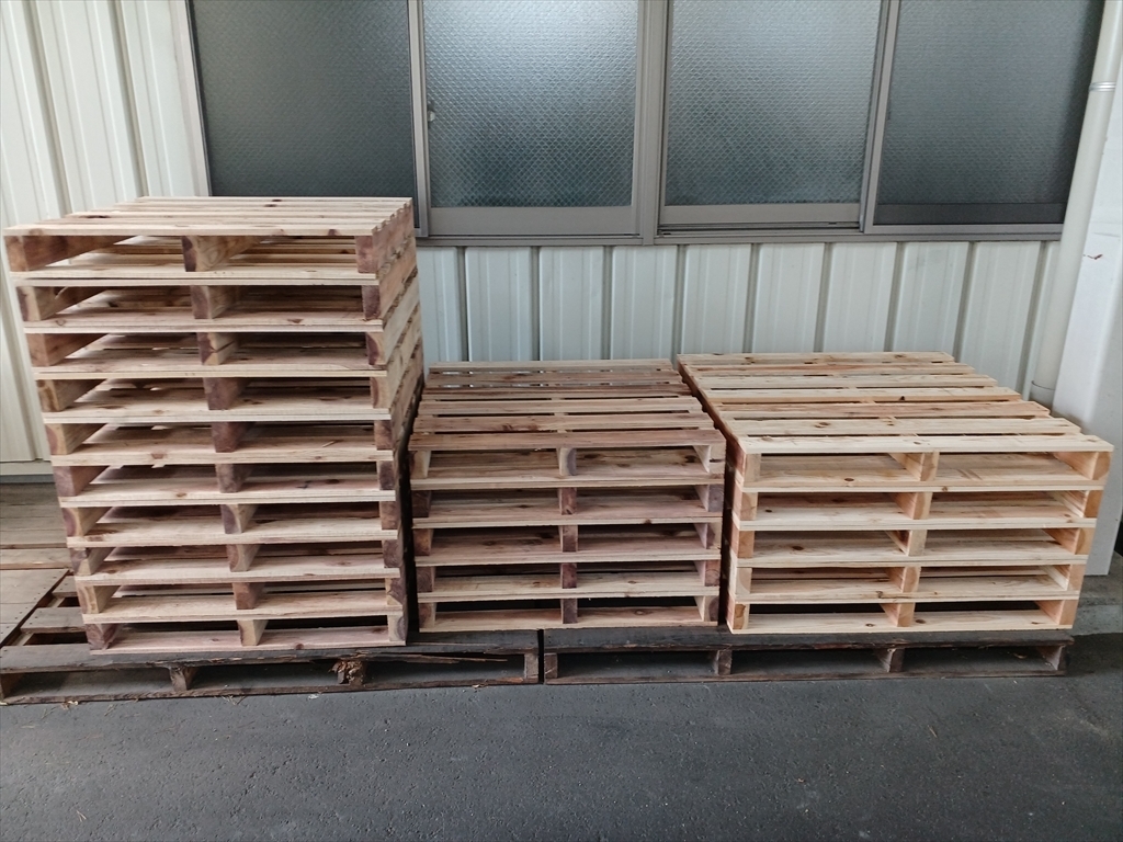 出荷前の木製パレット