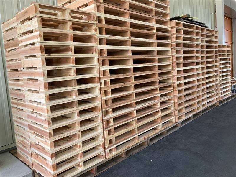 出荷待ち木製パレット