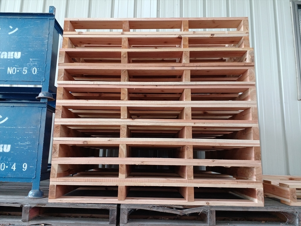 出荷待ちの木製パレット