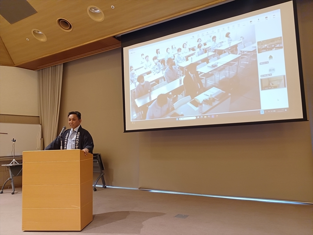 挨拶をする友田社長