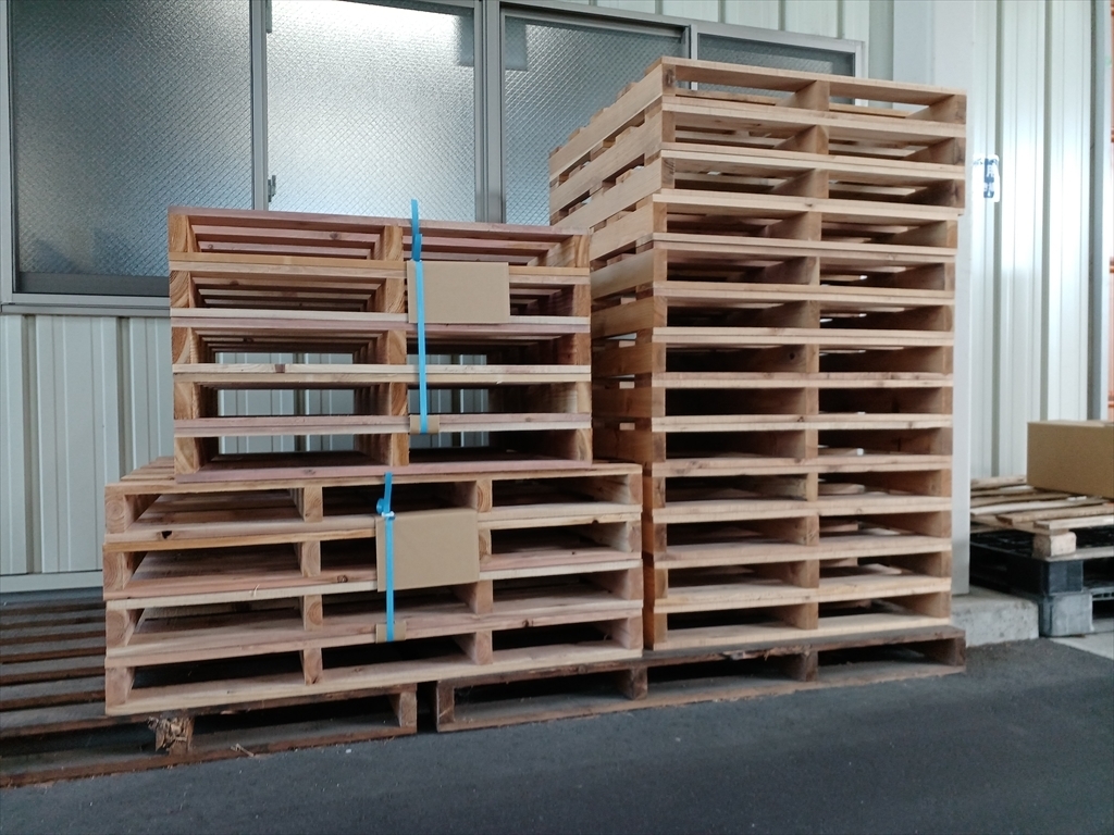 出荷待ちの木製パレット