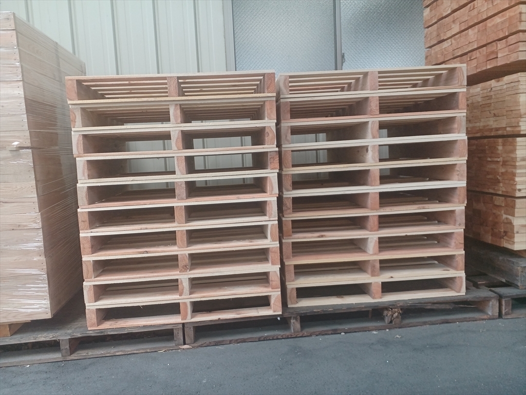 出荷前の木製パレット