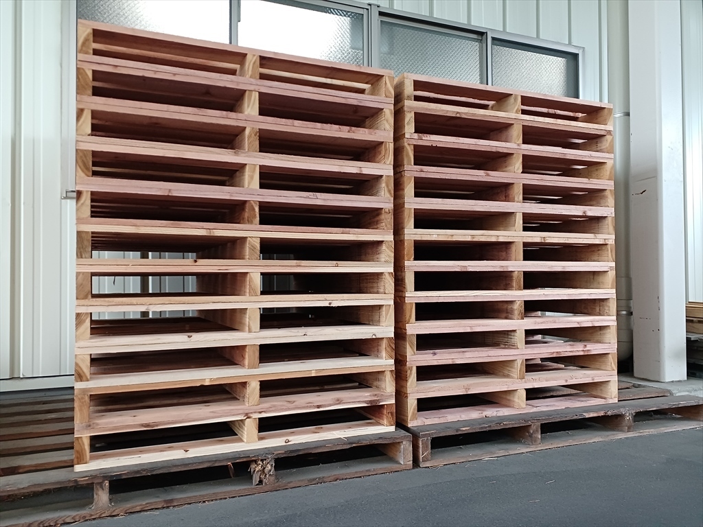 出荷前の木製パレット