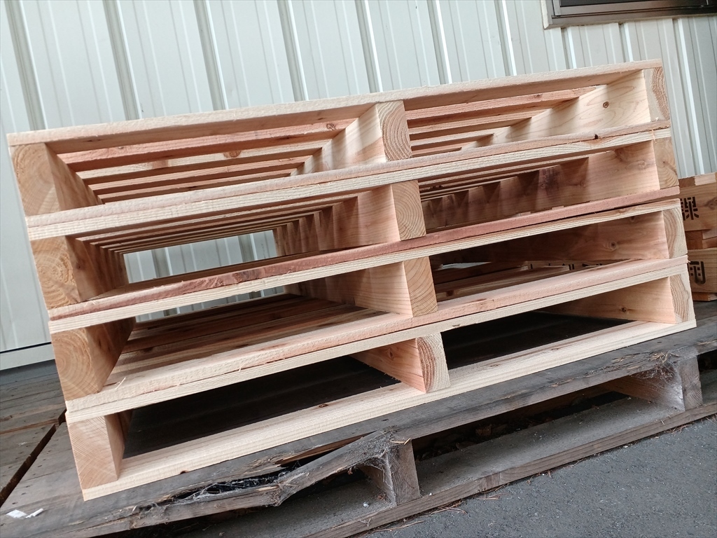 出荷前の木製パレット