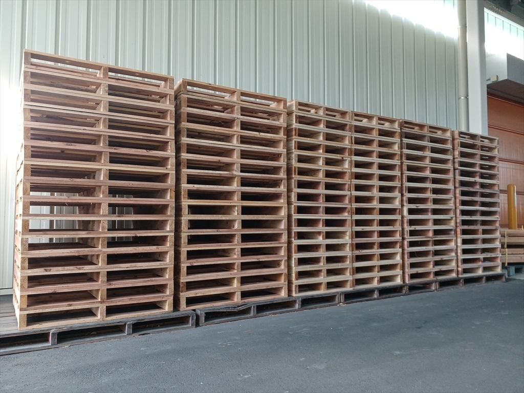 製造中の木製パレット