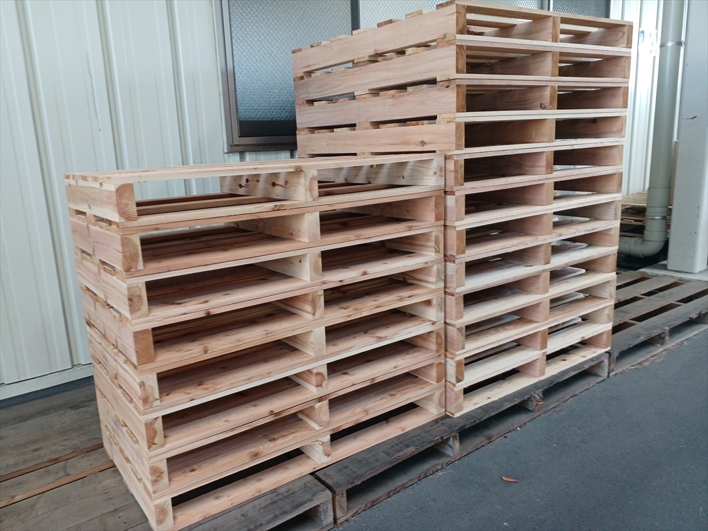 出荷待ちの木製パレット
