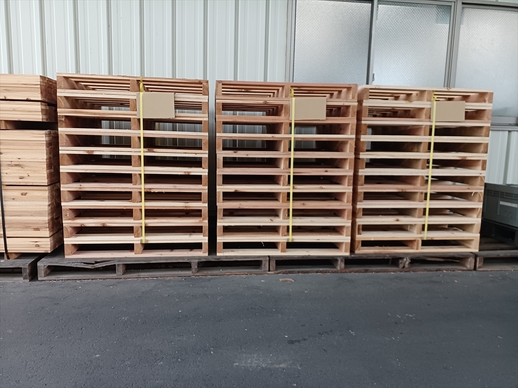 出荷前の木製パレット