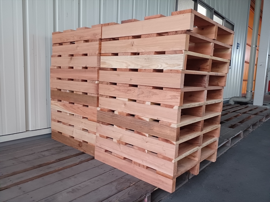 出荷前の木製パレット