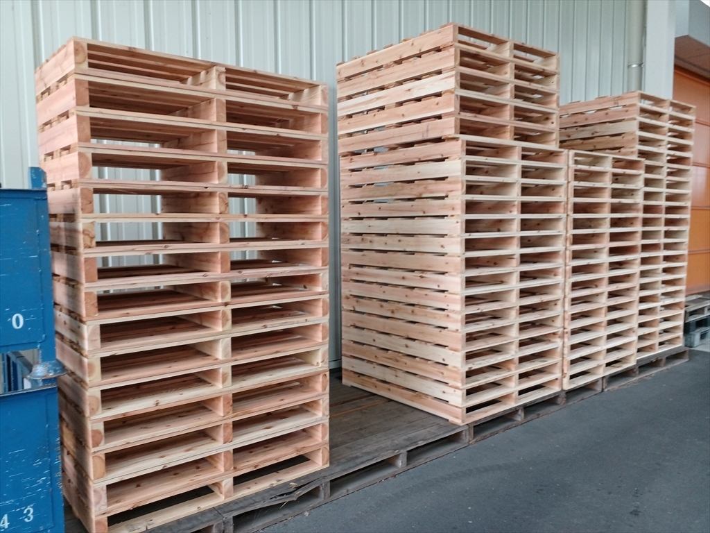 出荷待ちの木製パレット