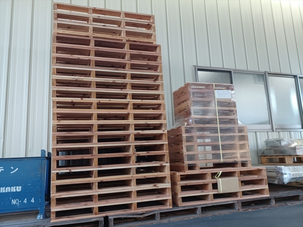 出荷待ちの木製パレット