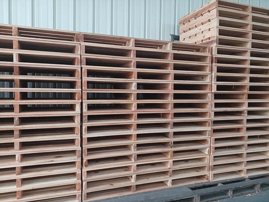 出荷前の木製パレット