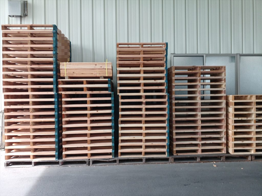 出荷前の木製パレット