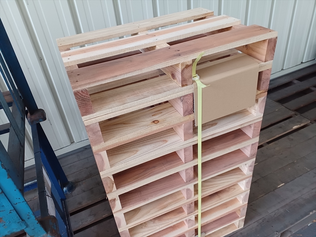 出荷前の木製パレット