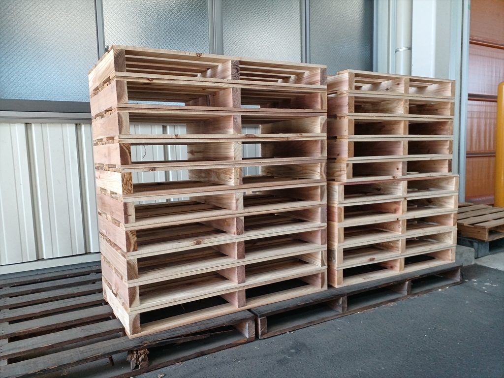 出荷前の木製パレット
