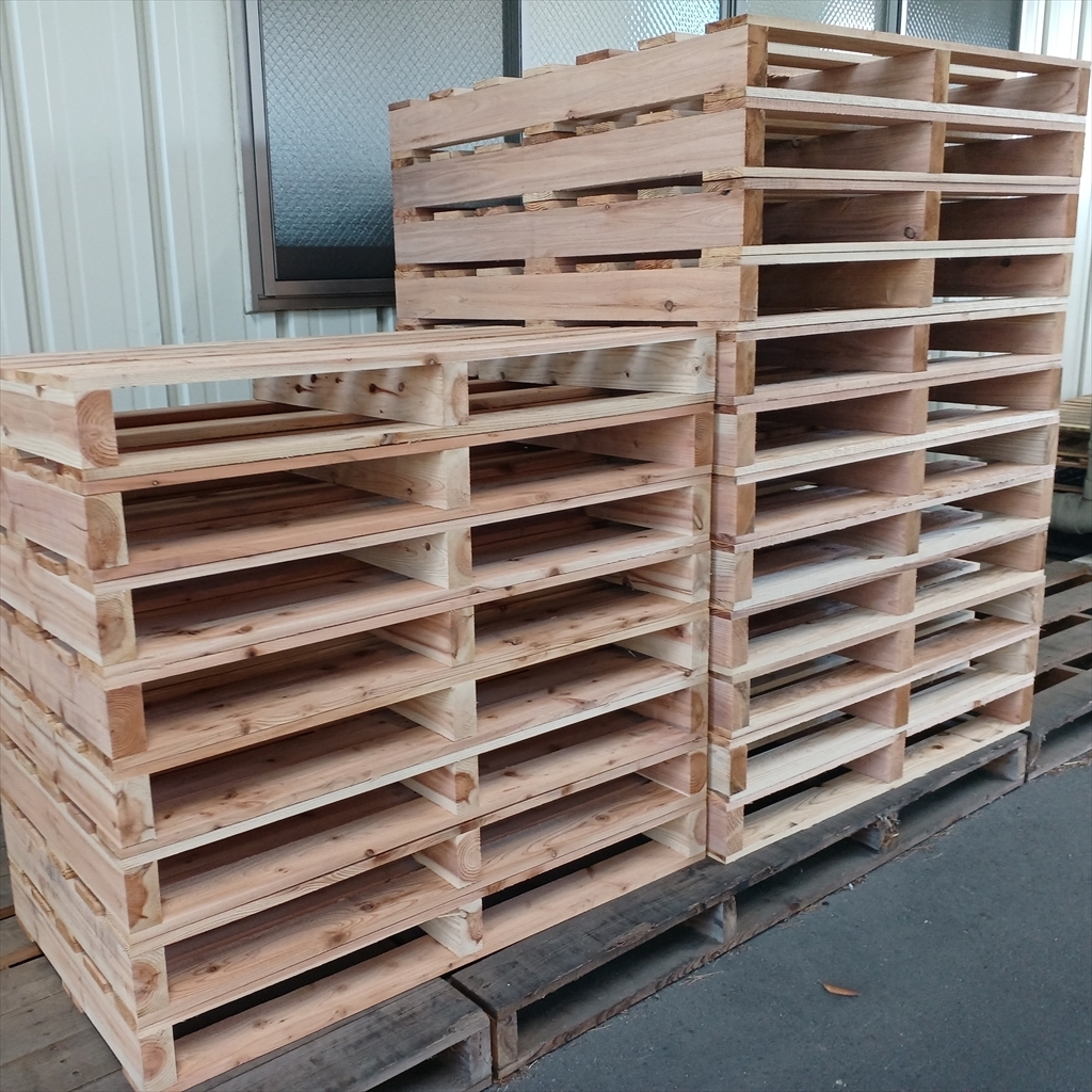 出荷前の木製パレット