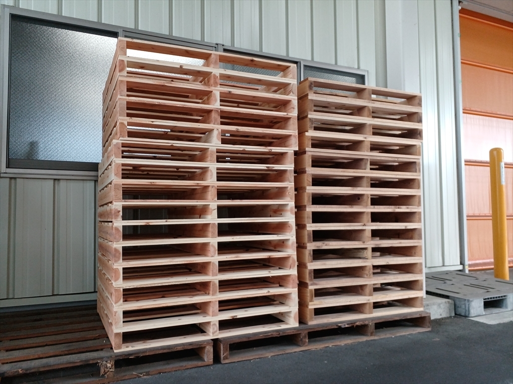 出荷待ちの木製パレット