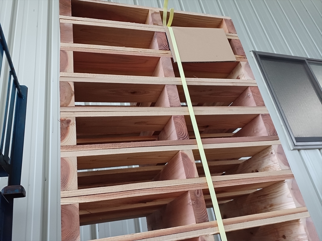 出荷前の木製パレット