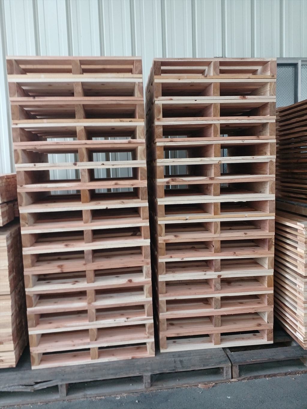 出荷前の木製パレット