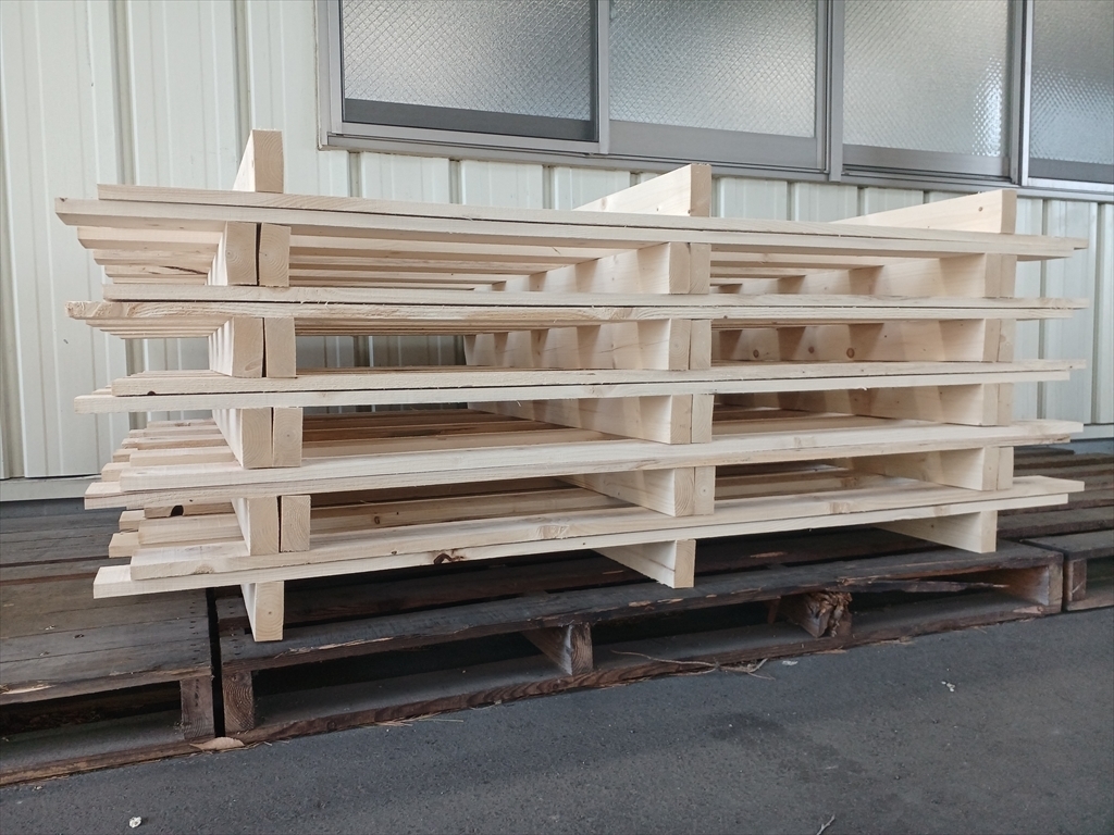 出荷前の木製パレット