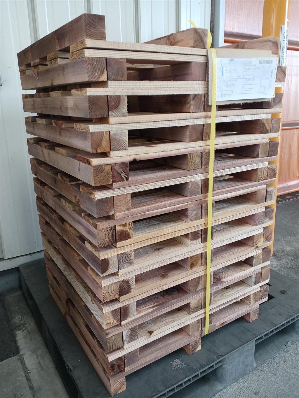 製造中の木製パレット