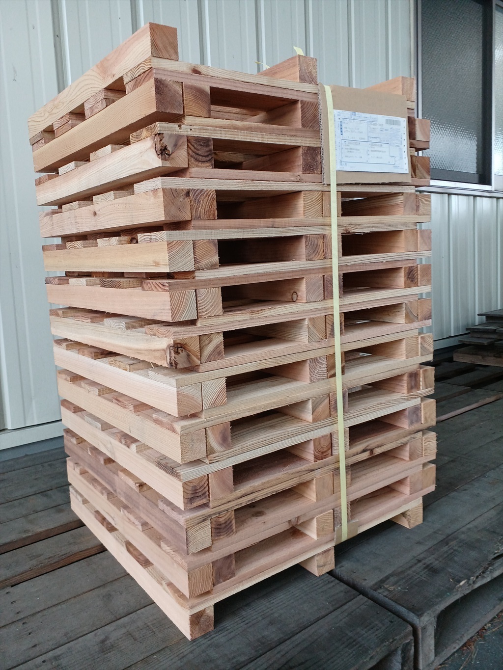 出荷待ちの木製パレット