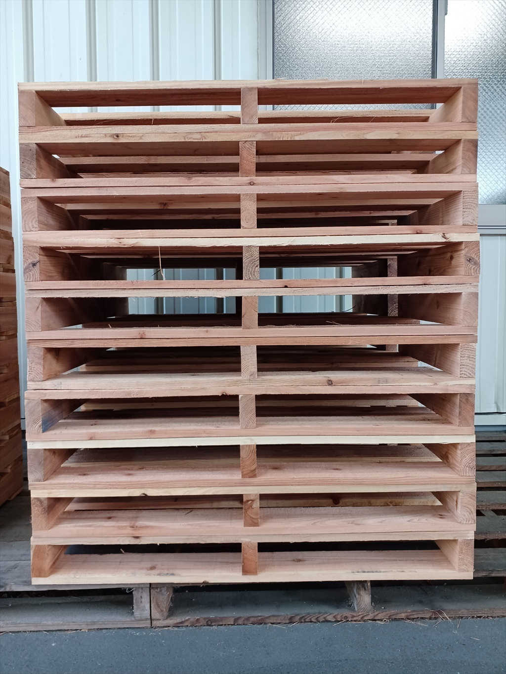 出荷前の木製パレット