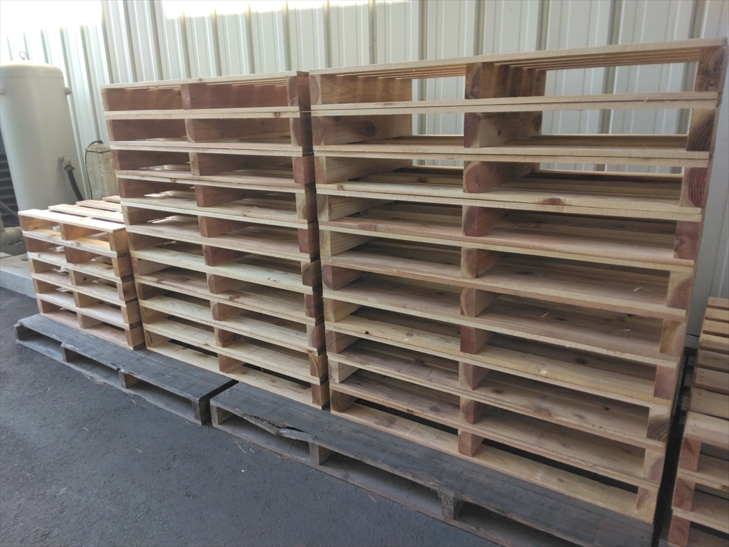 出荷前の木製パレット