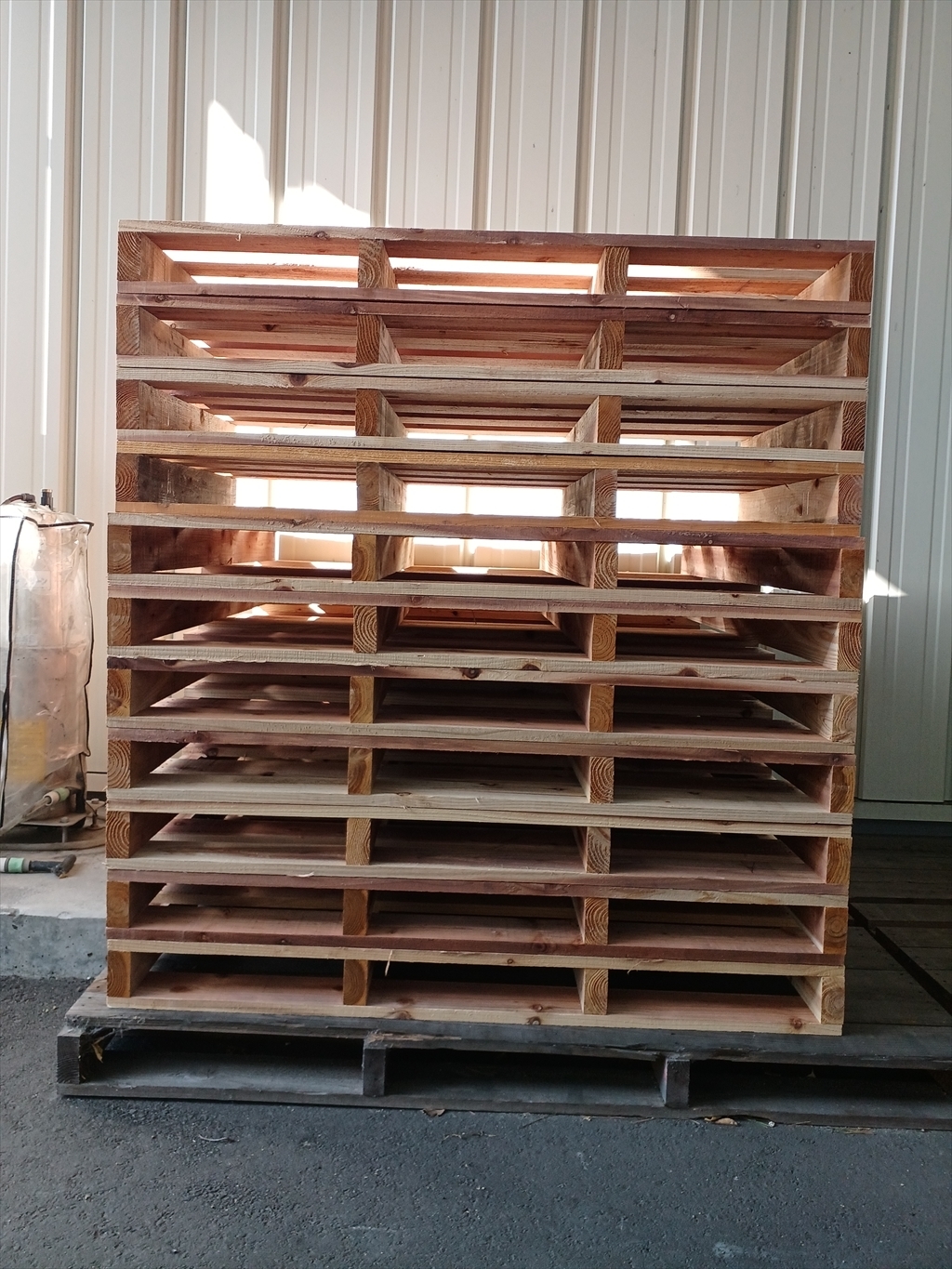 出荷前の木製パレット