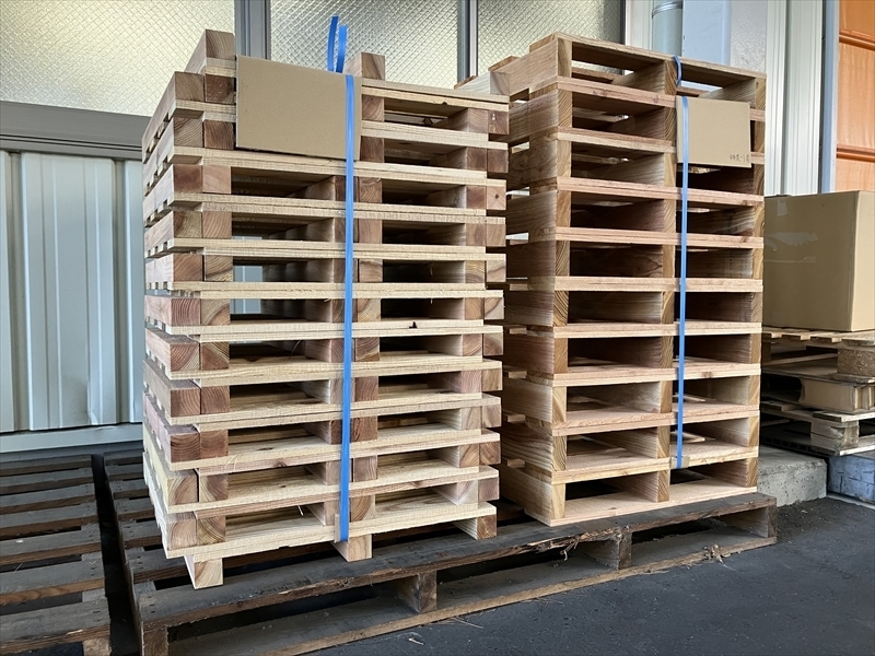 出荷待ちの木製パレット