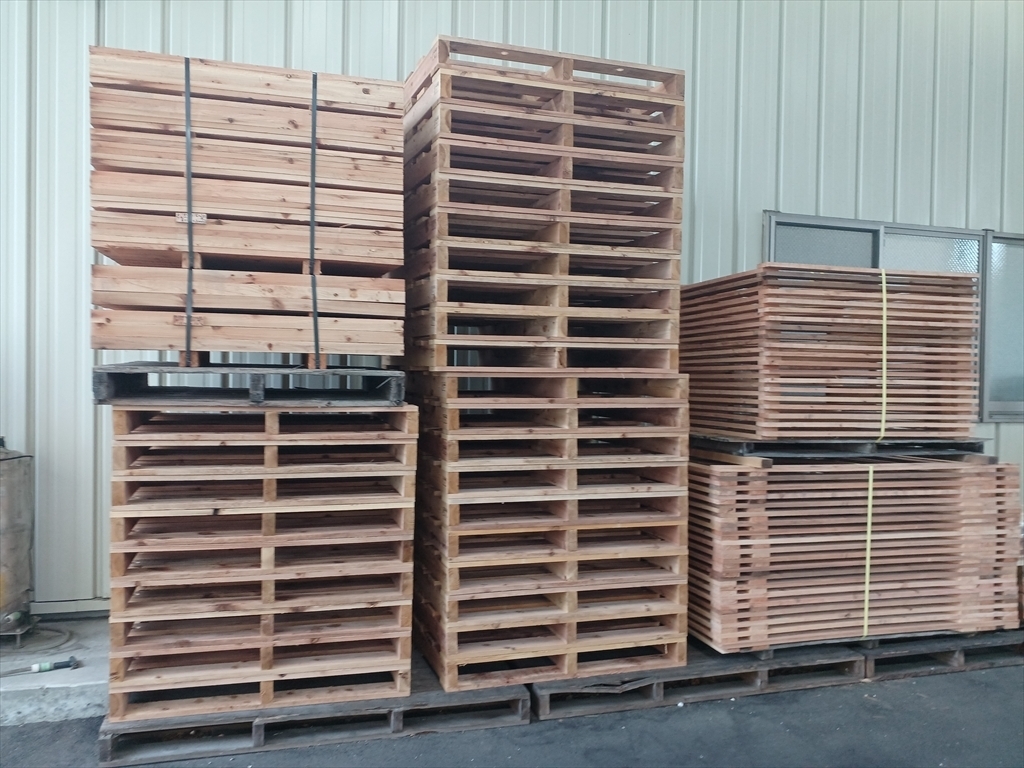 製造中の木製パレット