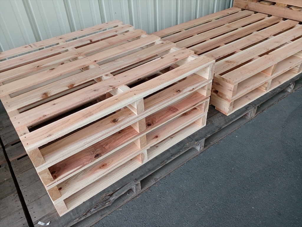 出荷前の木製パレット