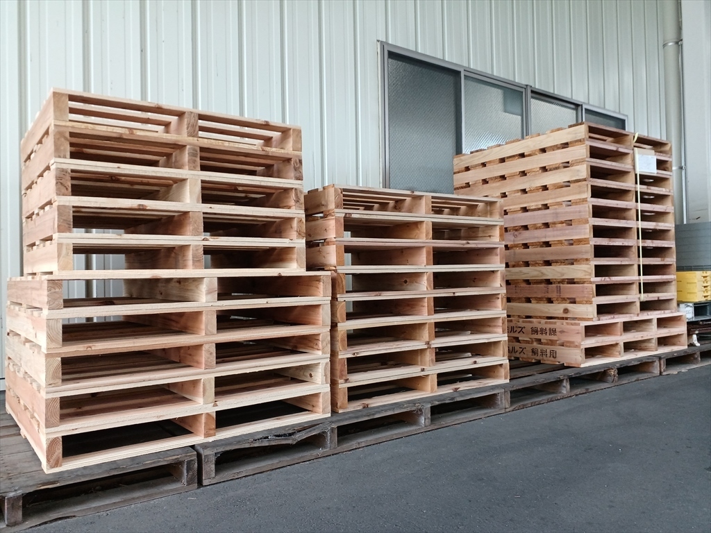 出荷前の木製パレット