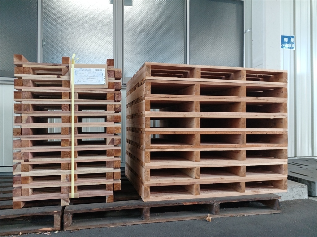 出荷前の木製パレット