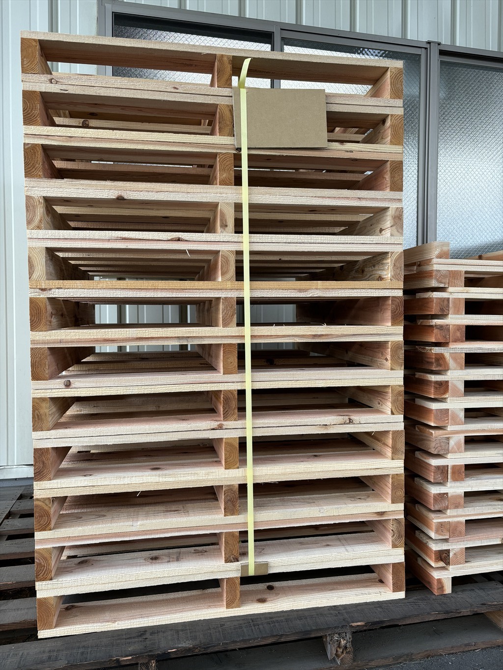 出荷前の木製パレット