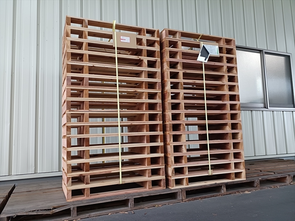出荷待ちの木製パレット