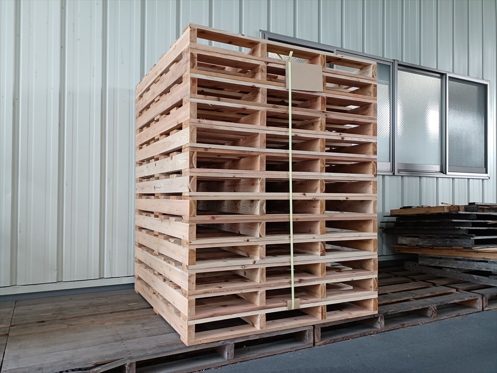 出荷待ちの木製パレット