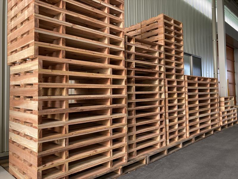 出荷前の木製パレット