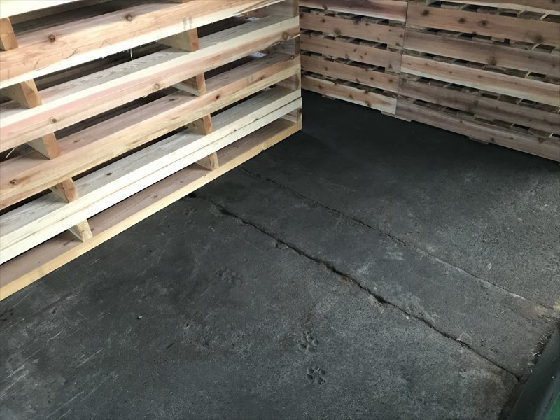 木製パレットと床