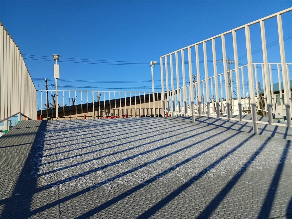 坂道試乗路に積もった雪