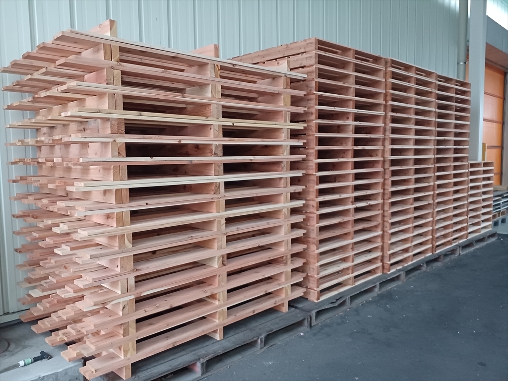 出荷前の木製パレット
